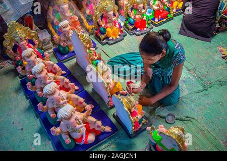 AMRAVATI, MAHARASHTRA - 26. AUGUST 2016: Künstler gibt letzten Schliff an ein Idol des hinduistischen Gottes Lord Ganesha in der Werkstatt eines Künstlers für Ganesha-f Stockfoto