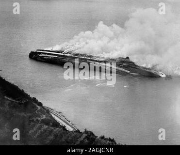 Royal Air Force in Malta, Gibraltar und das Mittelmeer, 1940-1945. Die Italienische liner REX, der lag auf ihrer Seite und auf Feuer in Capodistria Bay, südlich von Triest, zwei Tage nach dem Angriff von der Bristol Beaufighters der Mittelmeer Küste der Alliierten Luftwaffe, die Ihr Gekentert, zwischen 1940 und 1945 Stockfoto