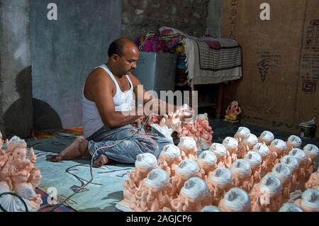 AMRAVATI, MAHARASHTRA - 26. AUGUST 2016: Künstler gibt letzten Schliff an ein Idol des hinduistischen Gottes Lord Ganesha in der Werkstatt eines Künstlers für Ganesha-f Stockfoto