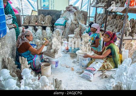 AMRAVATI, MAHARASHTRA - 26. AUGUST 2016: Künstler gibt letzten Schliff an ein Idol des hinduistischen Gottes Lord Ganesha in der Werkstatt eines Künstlers für Ganesha-f Stockfoto