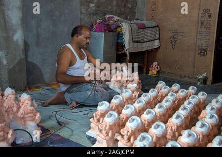 AMRAVATI, MAHARASHTRA - 26. AUGUST 2016: Künstler gibt letzten Schliff an ein Idol des hinduistischen Gottes Lord Ganesha in der Werkstatt eines Künstlers für Ganesha-f Stockfoto