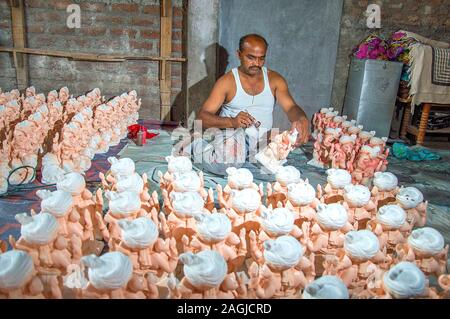 AMRAVATI, MAHARASHTRA - 26. AUGUST 2016: Künstler gibt letzten Schliff an ein Idol des hinduistischen Gottes Lord Ganesha in der Werkstatt eines Künstlers für Ganesha-f Stockfoto