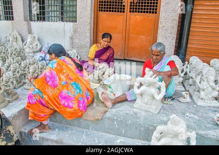 AMRAVATI, MAHARASHTRA - 26. AUGUST 2016: Künstler gibt letzten Schliff an ein Idol des hinduistischen Gottes Lord Ganesha in der Werkstatt eines Künstlers für Ganesha-f Stockfoto