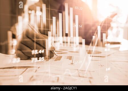 Börse oder forex trading Graph und Candlestick chart Geeignet für finanzielle Investitionen Konzept. Wirtschaft trends Hintergrund für Geschäftsidee und ein Stockfoto