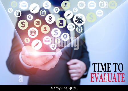 Schreiben Hinweis zeigt Zeit zu bewerten. Business Konzept für Richter etwas in Bezug auf ihren Wert oder Bedeutung Stockfoto