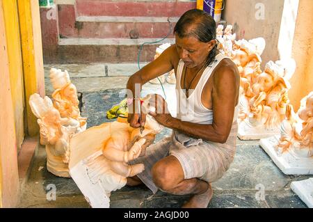 AMRAVATI, MAHARASHTRA - 26. AUGUST 2016: Künstler gibt letzten Schliff an ein Idol des hinduistischen Gottes Lord Ganesha in der Werkstatt eines Künstlers für Ganesha-f Stockfoto