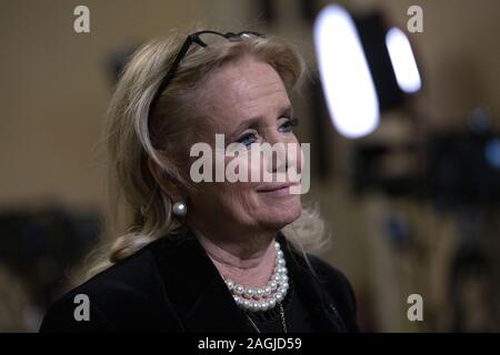 Washington, District of Columbia, USA. 19 Dez, 2019. United States Vertreter Debbie Dingell (Demokrat aus Michigan) spricht in einem Fernsehinterview auf dem Capitol Hill in Washington, DC, USA, am Donnerstag, 19. Dezember 2019. Präsidenten der Vereinigten Staaten Donald J. Trumpf vor kurzem beleidigt ihren verstorbenen Mann und dienstältestes Mitglied des Kongresses, ehemaligen Vereinigten Staaten Vertreter John Dingell. Credit: Stefani Reynolds/CNP/ZUMA Draht/Alamy leben Nachrichten Stockfoto