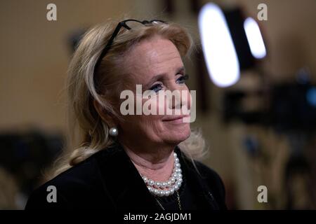 Washington, DC, USA. 19 Dez, 2019. United States Vertreter Debbie Dingell (Demokrat aus Michigan) spricht in einem Fernsehinterview auf dem Capitol Hill in Washington, DC, USA, am Donnerstag, 19. Dezember 2019. Präsidenten der Vereinigten Staaten Donald J. Trumpf vor kurzem beleidigt ihren verstorbenen Mann und dienstältestes Mitglied des Kongresses, ehemaligen Vereinigten Staaten Vertreter John Dingell. Credit: Stefani Reynolds/CNP | Verwendung der weltweiten Kredit: dpa/Alamy leben Nachrichten Stockfoto