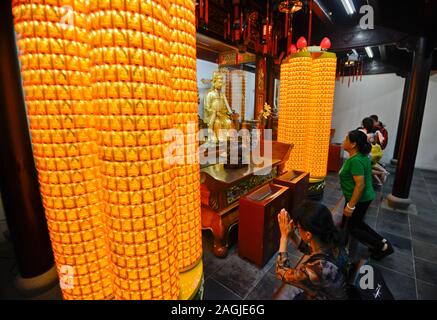 Frauen beten in der Stadt Gottes Tempel von Shanghai (China) Stockfoto