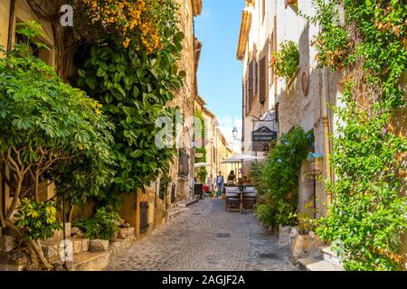 Cafés, Geschäfte und Galerien säumen die engen, kopfsteingepflasterten Straßen im mittelalterlichen Dorf St Paul de Vance an der Französischen Riviera. Stockfoto