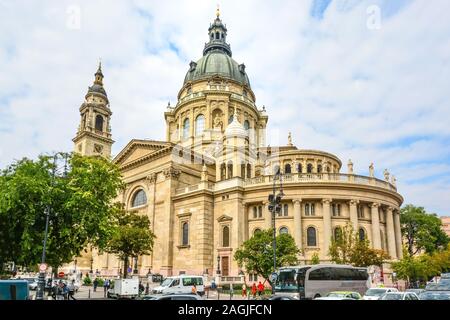 28. September 2018: Touristen und Einheimische Ungarn vorbei, die St.-Stephans-Basilika, eine Römisch-katholische Basilika in Budapest, Ungarn Stockfoto