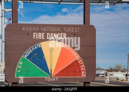 Zeichen des Kaibab National Forest Fire Gefahr leuchtet in Williams, Arizona Stockfoto