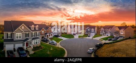 Luftaufnahme von typisch amerikanischen zweistöckiges Einfamilienhaus in einer Sackgasse in den Vereinigten Staaten Stockfoto