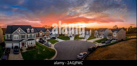 Luftaufnahme von Neubau Straße luxus Häuser in Cul-de-sac Mittelklasse Nachbarschaft amerikanische Immobilien in den USA mit bunten Sonnenuntergang Stockfoto
