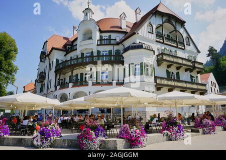 Schöne Architektur des majestätischen Alpenrose am See Restaurant mit Blick auf den See, wo Mad König Ludwigs Schloss gelegen ist. Stockfoto