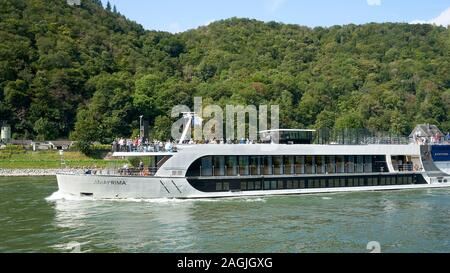 AMAPRIMA KREUZFAHRTSCHIFF GEFÜLLT MIT TOURISTEN AUF DEM OBERSTEN DECK WÄHREND DER FAHRT IN DER MITTE RHEIN IM SOMMER. Stockfoto