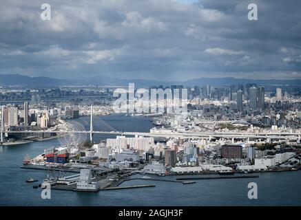 Osaka Bay Waterfront Luftaufnahme,: Tempozan Brücke über Aji Fluss und das Riesenrad in Minato Bezirk, Minato-Ku, Osaka, Japan, 2018. Stockfoto