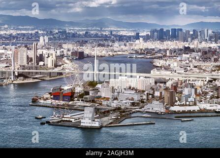 Osaka City Luftbild von Osaka Bay Waterfront,: Tempozan Brücke über Aji Fluss und das Riesenrad in Minato Bezirk, Minato-Ku, Osaka, Japan, 201 Stockfoto