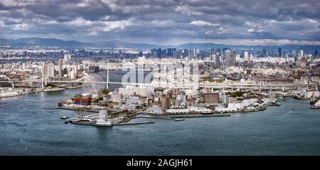 Stadt Osaka Antenne Panoramablick auf die Landschaft. Osaka Bay Harbour,: Tempozan Brücke über Aji Fluss und das Riesenrad in Minato Bezirk, Minato-Ku, Osaka, Jap Stockfoto