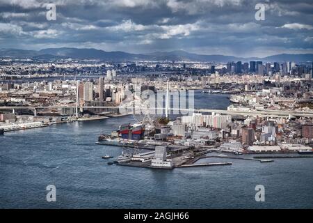 : Tempozan Brücke über Ajigawa, Aji River. Stadt Osaka Antenne Landschaft. Osaka Bay Waterfront,: Tempozan Riesenrad in Minato, Osaka, Japan, 2018. Stockfoto