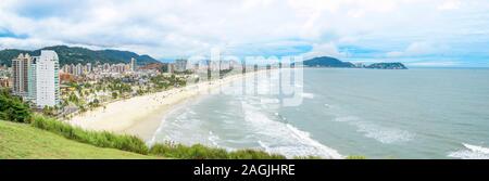 Panoramablick Luftaufnahme der Cove Beach in Guaruja SP Brasilien. Die Leute am Strand, Sand, Meer und Wellen der Stadt für den Hintergrund. Platz als Prai bekannt Stockfoto