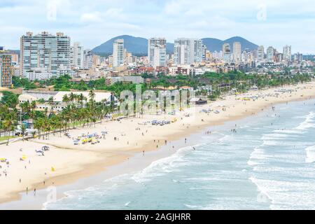 Luftaufnahme der Cove Beach in Guaruja SP Brasilien. Die Leute am Strand, Sand, Meer und Wellen der Stadt für den Hintergrund. Wie Praia da Ensea bekannt Stockfoto