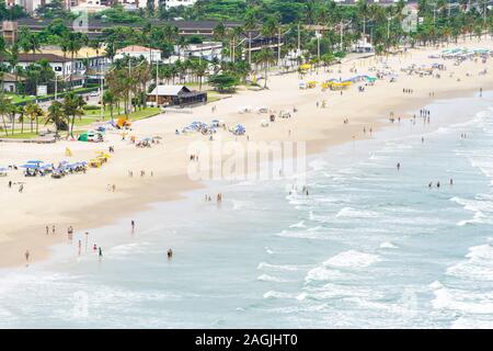 Luftaufnahme der Stadt direkt am Meer, am Strand an einem schönen Tag. Cove Beach in Guaruja SP Brasilien. Wie Praia da Enseada bekannt. Brasilianische co Stockfoto