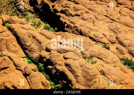 Luftaufnahme von Kings Canyon und den charakteristischen Kuppeln in der verlorenen Stadt, in den entlegenen nördlichen Gebiet im Zentrum von Australien. Stockfoto