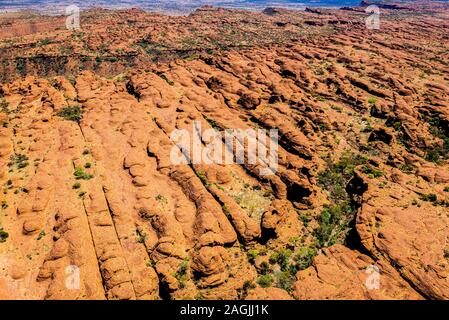 Luftaufnahme von Kings Canyon und den charakteristischen Kuppeln in der verlorenen Stadt, in den entlegenen nördlichen Gebiet im Zentrum von Australien. Stockfoto