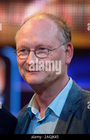 20. Dezember 2019, Nordrhein-Westfalen, Hürth: Wetter Moderator Sven Plöger ist im Studio nach der Aufnahme von der TV-Show "2019 - Das Quiz". Die Show wird am 30.12.2019 im ersten Programm gezeigt werden. Foto: Henning Kaiser/dpa Stockfoto