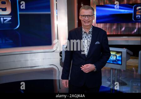 20. Dezember 2019, Nordrhein-Westfalen, Hürth: Der Moderator Günther Jauch ist im Studio nach der Aufnahme von der TV-Show "2019 - Das Quiz". Die Show wird am 30.12.2019 im ersten Programm gezeigt werden. Foto: Henning Kaiser/dpa Stockfoto