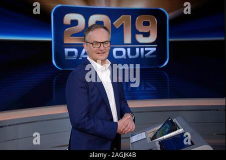 20. Dezember 2019, Nordrhein-Westfalen, Hürth: Der Moderator Frank Plasberg im Studio ist nach der Aufnahme von der TV-Show "2019 - Das Quiz". Die Show wird am 30.12.2019 im ersten Programm gezeigt werden. Foto: Henning Kaiser/dpa Stockfoto