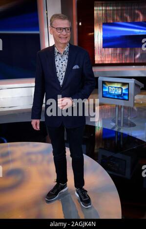 20. Dezember 2019, Nordrhein-Westfalen, Hürth: Der Moderator Günther Jauch ist im Studio nach der Aufnahme von der TV-Show "2019 - Das Quiz". Die Show wird am 30.12.2019 im ersten Programm gezeigt werden. Foto: Henning Kaiser/dpa Stockfoto