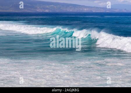 Wellen auf Maui's North Shore auf der hawaiischen Insel brechen Stockfoto