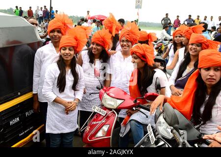 NAGPUR, MAHARASHTRA, Indien, AUGUST - 15: Unbekannter Menschen feiern Tag der Unabhängigkeit vom tanzen und winken der indischen Flagge (dreifarbig) an futala La Stockfoto