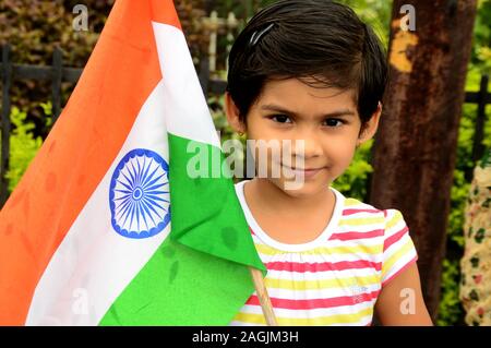 NAGPUR, MAHARASHTRA, Indien, AUGUST - 15: Unbekannter Menschen feiern Tag der Unabhängigkeit vom tanzen und winken der indischen Flagge (dreifarbig) an futala La Stockfoto