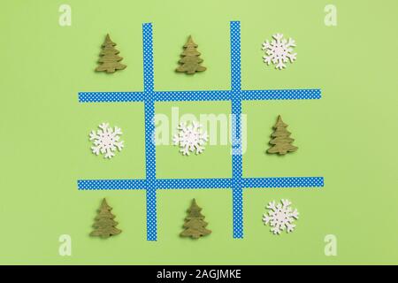 Neues Jahr Tic Tac Toe Spiel, auf grünem Hintergrund isoliert. Weihnachten, Winter Konzept. Flach, Ansicht von oben. Stockfoto