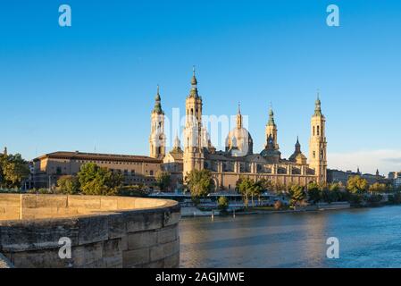 Cathedral-Basilica Unserer Lieben Frau von der Säule ist eine römisch-katholische Kirche in der Stadt Zaragoza, Aragon (Spanien). Stockfoto