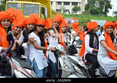 NAGPUR, MAHARASHTRA, Indien, AUGUST - 15: Unbekannter Menschen feiern Tag der Unabhängigkeit vom tanzen und winken der indischen Flagge (dreifarbig) an futala La Stockfoto