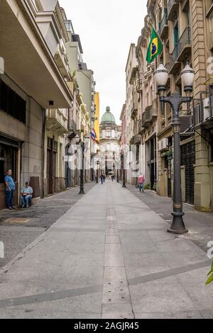 Santos - SP, Brasilien - 18. November 2019: Der November 15 Straße und der Kaffee Museum auf dem Hintergrund. Historische Innenstadt von Santos. Stockfoto