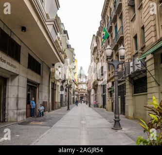 Santos - SP, Brasilien - 18. November 2019: Der November 15 Straße und der Kaffee Museum auf dem Hintergrund. Historische Innenstadt von Santos. Stockfoto