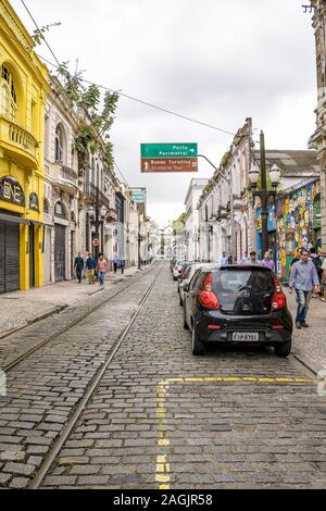 Santos - SP, Brasilien - November 18, 2019: Blick auf die Strasse Commerce. Straße mit der Straßenbahn Schiene in der historischen Innenstadt von Santos. Stockfoto