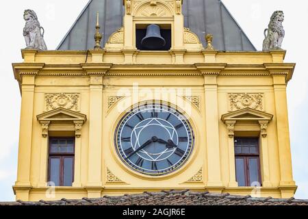 Santos - SP, Brasilien - 18. November 2019: Details der alten Gebäude, der Touristischen Straßenbahn von Santos. Touristischer Ort. Stockfoto