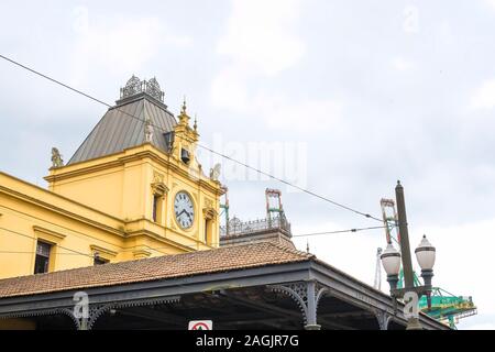 Santos - SP, Brasilien - 18. November 2019: Details der alten Gebäude, der Touristischen Straßenbahn von Santos. Touristischer Ort. Stockfoto