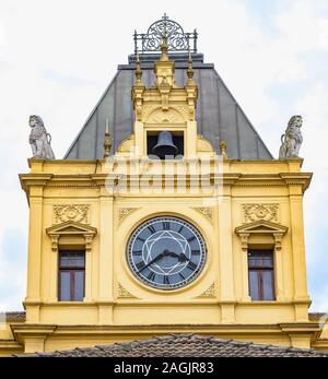 Santos - SP, Brasilien - 18. November 2019: Details der alten Gebäude, der Touristischen Straßenbahn von Santos. Touristischer Ort. Stockfoto