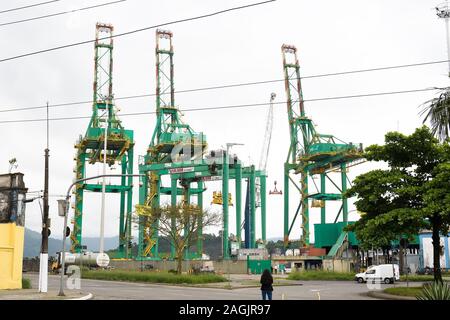 Santos - SP, Brasilien - 18. November 2019: Cargo Maschinen zum Heben von Lasten am Hafen Ecoporto Santos Terrasse 1. Stockfoto