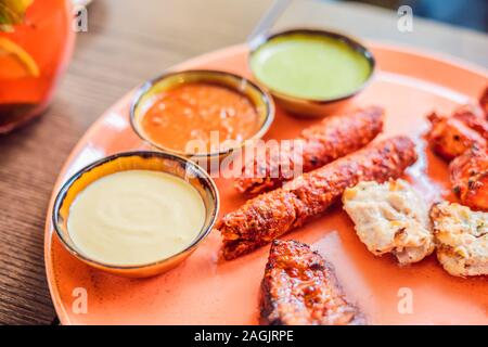 Indische Küche - berühmte indische Hammel- oder lammgericht Curry in einem Gusseisen Kochgeschirr. Selektiver Fokus Foto Stockfoto