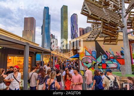 Queen Victoria Nacht Markt für den Sommer mit Wolkenkratzern im Hintergrund in Melbourne, Australien Stockfoto