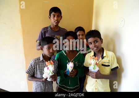 AMRAVATI, MAHARASHTRA - 26. AUGUST 2016: Nicht identifizierte Kinder feiern Kaution (Bull) Pola Festival Stockfoto