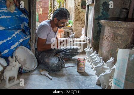 AMRAVATI, MAHARASHTRA - 25. AUGUST 2016: Künstler gibt letzten Schliff Statue der Stier in der Werkstatt eines Künstlers für Kaution (Bull) Pola Festival. Stockfoto